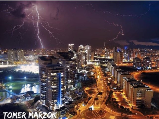 ברקים באשדוד (צילום: תומר מרזוק)