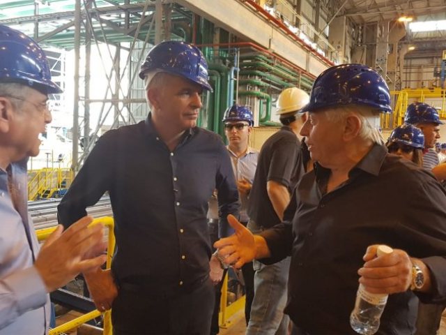 שר האוצר בחנוכת המפעל החדש