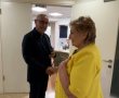 המחווה של ממ"ק ראש העיר גבי כנפו לחברת המועצה סופה לנדבר (וידאו)