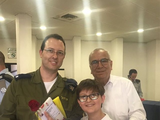 ו״ר אסותא פרופ׳ שוקי שמר רס"ן במיל׳ ד״ר אוריאל מרקוביץ ובנו נועם