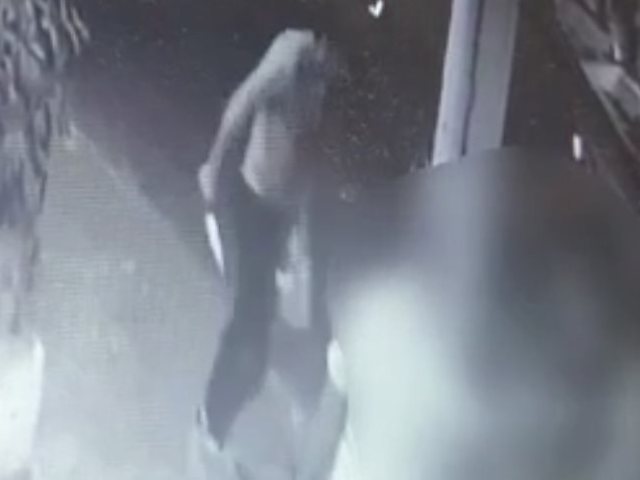 עם סכין מטבח גדולה ניסה לדקור אב ובנו