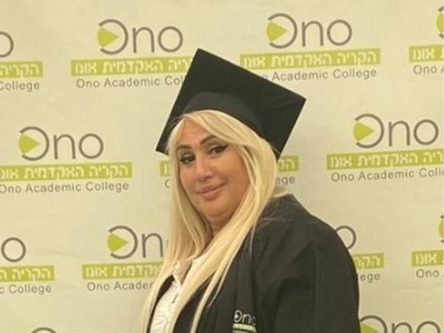 איריס נפתלי עם תואר שני