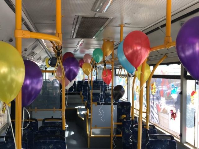 אוטובוס ההפתעות של אפיקים ששימח ילדים בשנה שעברה