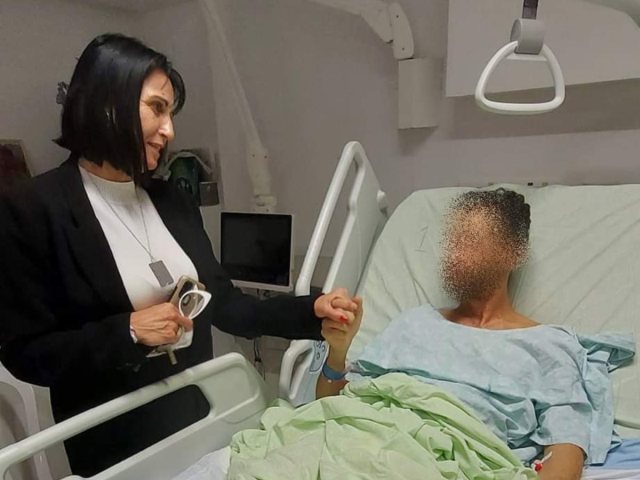 גלבר מבקרת חייל בביה"ח