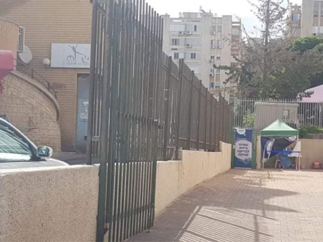 עמדת הבדיקות בסמוך לגן הילדים