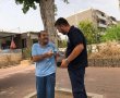 בעקבות עומס החום: עובדי העירייה יצאו לחלק בקבוקי מים לתושבים (תמונות)