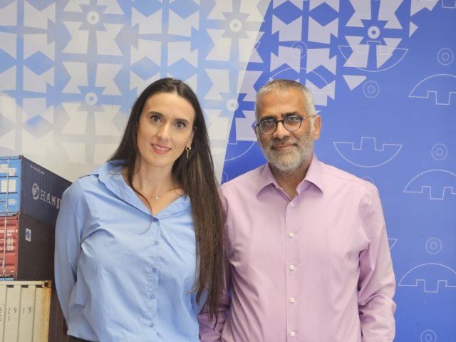 מימין: מנכ"ל נמל אשדוד ניסן לוי והממונה על שוויון מגדרי נירית עטיה (נמל אשדוד)
