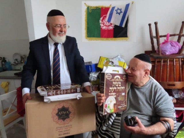 הרב עובדיה דהן עם זבולון סימן טוב בערב פסח