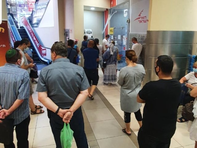 התור בדואר בסיטי בשבע וחצי הבוקר