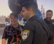 צפו ברגע מרגש: יום ההולדת לשוטר מאשדוד בלב המחאה והאיחוד שנוצר