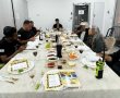 מרגש: לוחמי האש אירחו בערב ליל הסדר שתי אזרחיות ותיקות מאשדוד