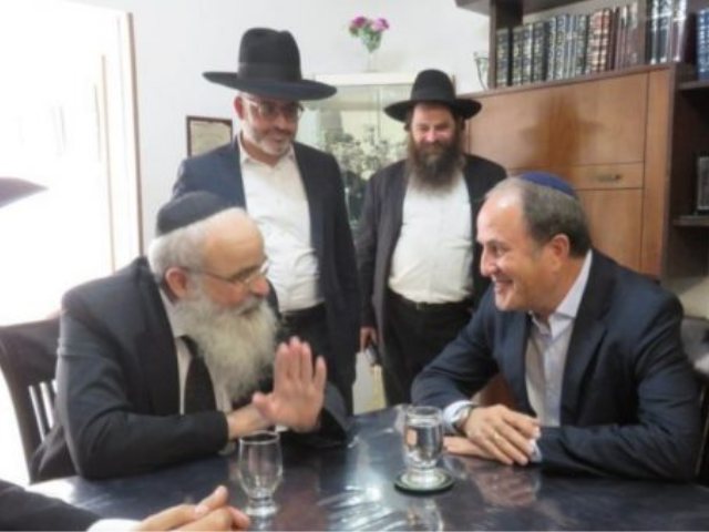 ד''ר יחיאל לסרי עם הרב שמידע ראש ישיבת גרודנא