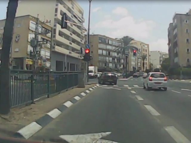 חציית צומת באור אדום (באדיבות עמותת אור ירוק)