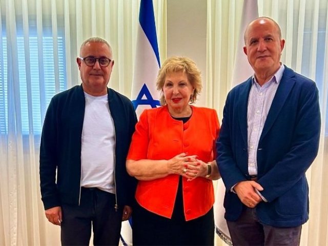 ראש העיר לסיר ביחד עם סופה לנדבר ויו"ר הקואליציה גבי כנפו