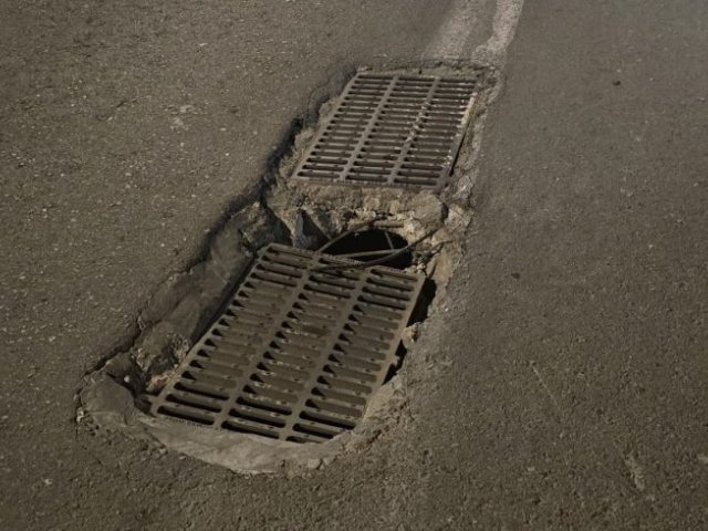 הבור המסוכן שגרם לפיצוץ צמיג בכביש בן גוריון באשדוד (צילום: נתנאל שליקר)