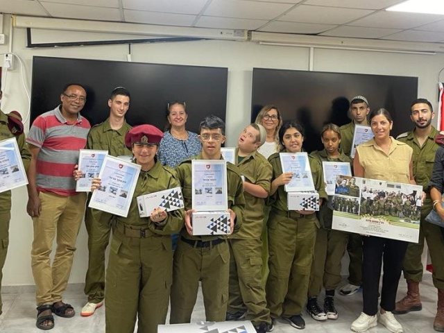 המתנדבים מאשדוד. צילום באדיבות אדמה