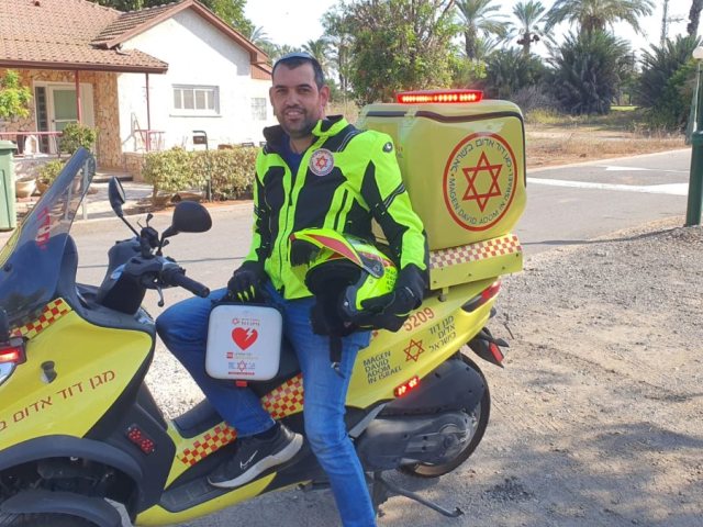 אביסף כנפו עם אופנוע מד"א