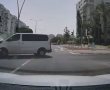 צפו בתיעוד מאשדוד: חוצה צומת באור אדום ופוגע בעוצמה ברכב אחר 