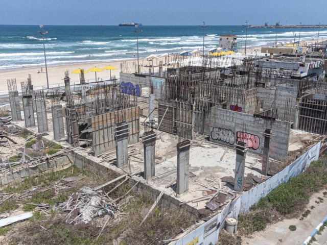 בניית המלונות בחוף לידו (צילום: הפורום הציבורי לאיכות הסביבה)