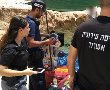 המשטרה השמידה בחופים עשרות בקבוקי משקה אלכוהולי