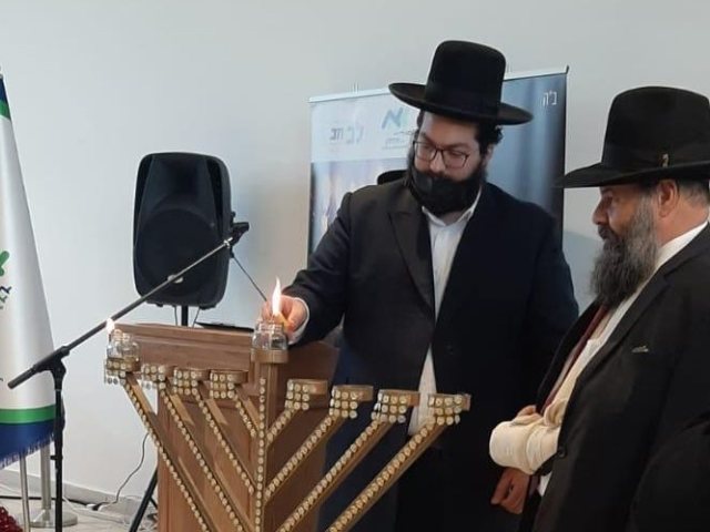 שוורץ וביטון מדליקים נר ראשון באסותא אשדוד