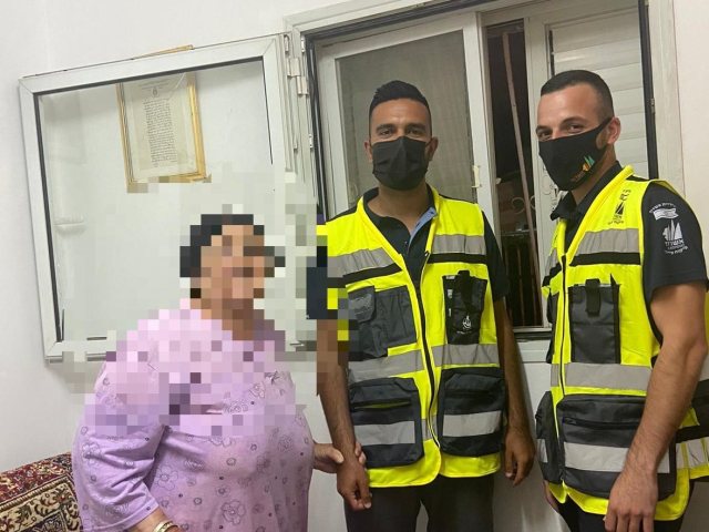 הפקחים נתנאל מג'ר ומושיקו שעשוע מסייעים לתושבת העיר בסגירת חלון הממ"ד התקוע. צילום: עיריית אשדוד