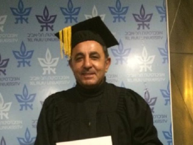 שמעון בן חמו באחת התמונות שפיברק 