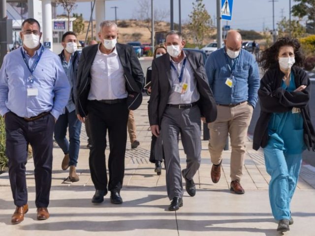 פרופ' אש וד"ר ברנבוים באסותא אשדוד. צילום: דוברות אסותא