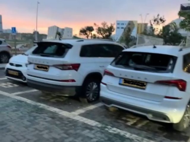 חלק מהנזק שנגרם לכלי רכב תמימים במקום