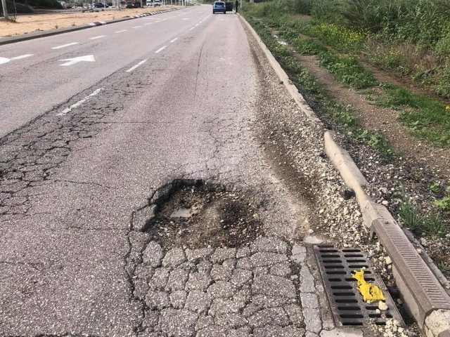 בור בכביש משה סנה (צילום: ליאור אקוקה)