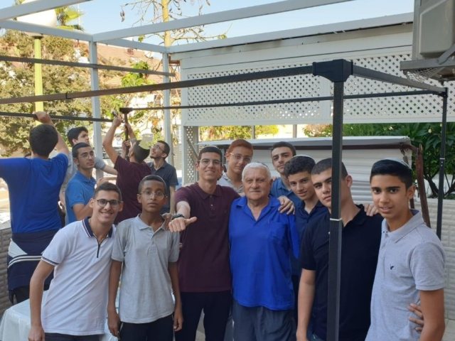 תלמידי ישיבת אמי"ת מסייעים בבניית סוכה בשנה שעברה. צילום: אריאל אלבז