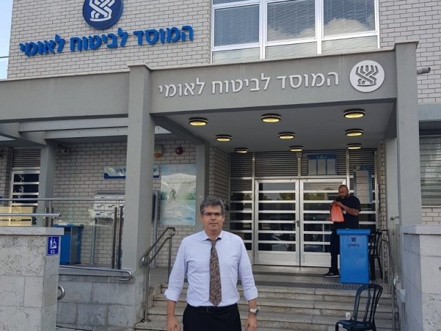 עו"ד דותן לינדנברג בכניסה לביטוח הלאומי ברמלה