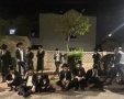 חסידי הפלג הירושלמי מחוץ לביתו של קצין צה"ל