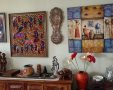 בסלון: יצירות של בעלי הבית ומזכרות מהעולם בצבעוניות שובת לב
