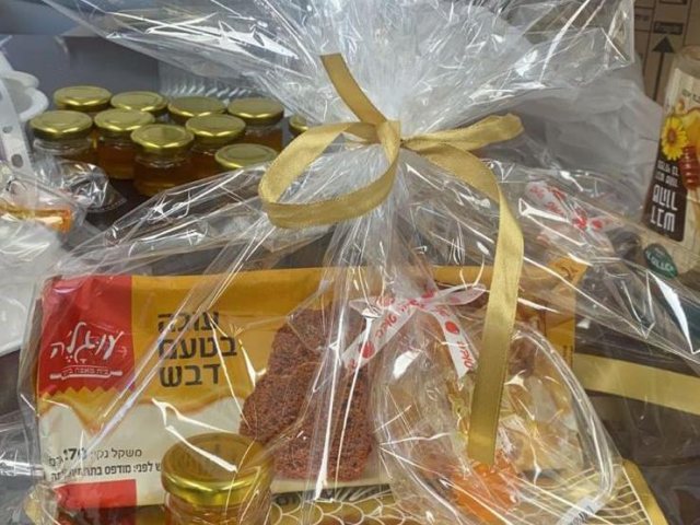 השי שחולק לקשישים