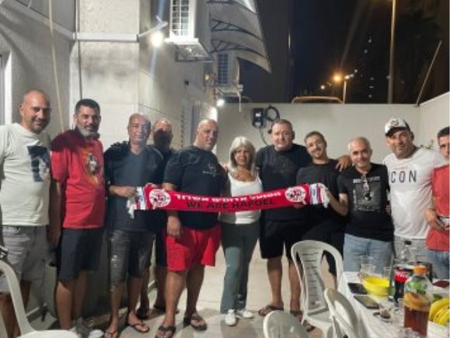הפגישה בין מלכי לנציגי האוהדים