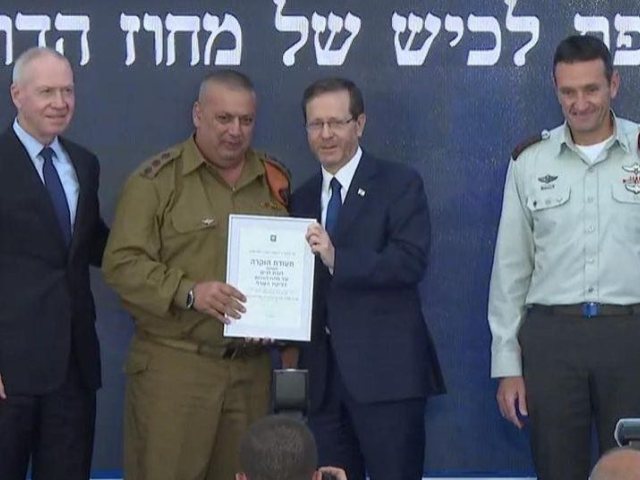 מרקו אזולאלוס, מקבל את אות הנשיא