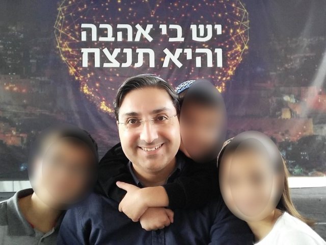 ירון אטיאס וילדיו (צילום מהפוסט בפייסבוק)