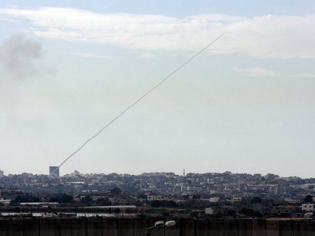 צילום ירי טילים מעזה (ויקיפדיה)