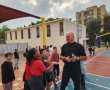 מאמן נבחרת ישראל אלון חזן הגיע לבקר את ילדי שער הנגב