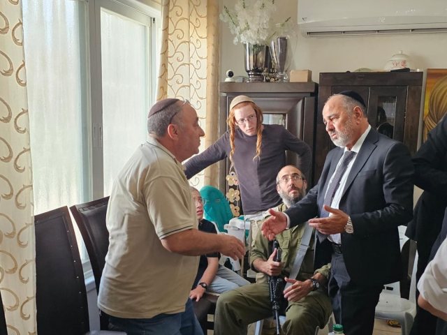 השר מרגי בניחום אבלים אצל משפחת חזוט
