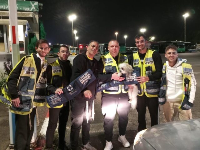 מתנדבי ידידים עם הכלבה שחולצה