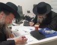 נציגי אגודת ישראל עומדים בחתימתם