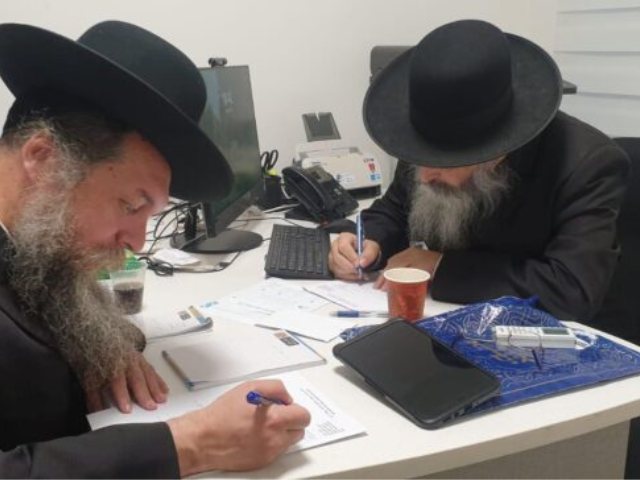 נציגי אגודת ישראל עומדים בחתימתם