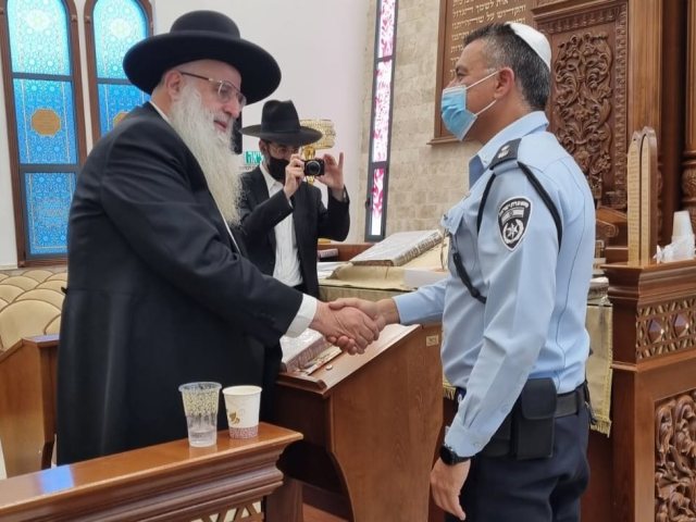 סנ"צ אילן שושן בפגישה עם אחד הרבנים