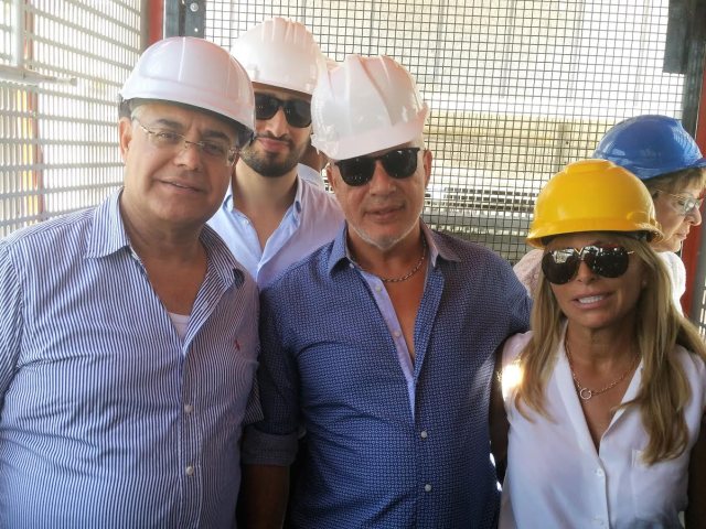 סגן השר במגדלי הדקל עם היזמים