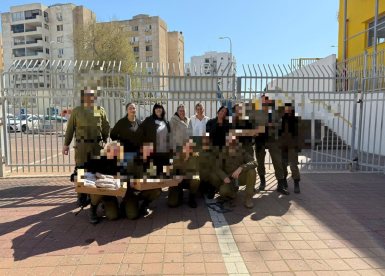 תומכות החינוך ביחד עם החיילים