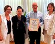 ראש העיר מקבל את האות